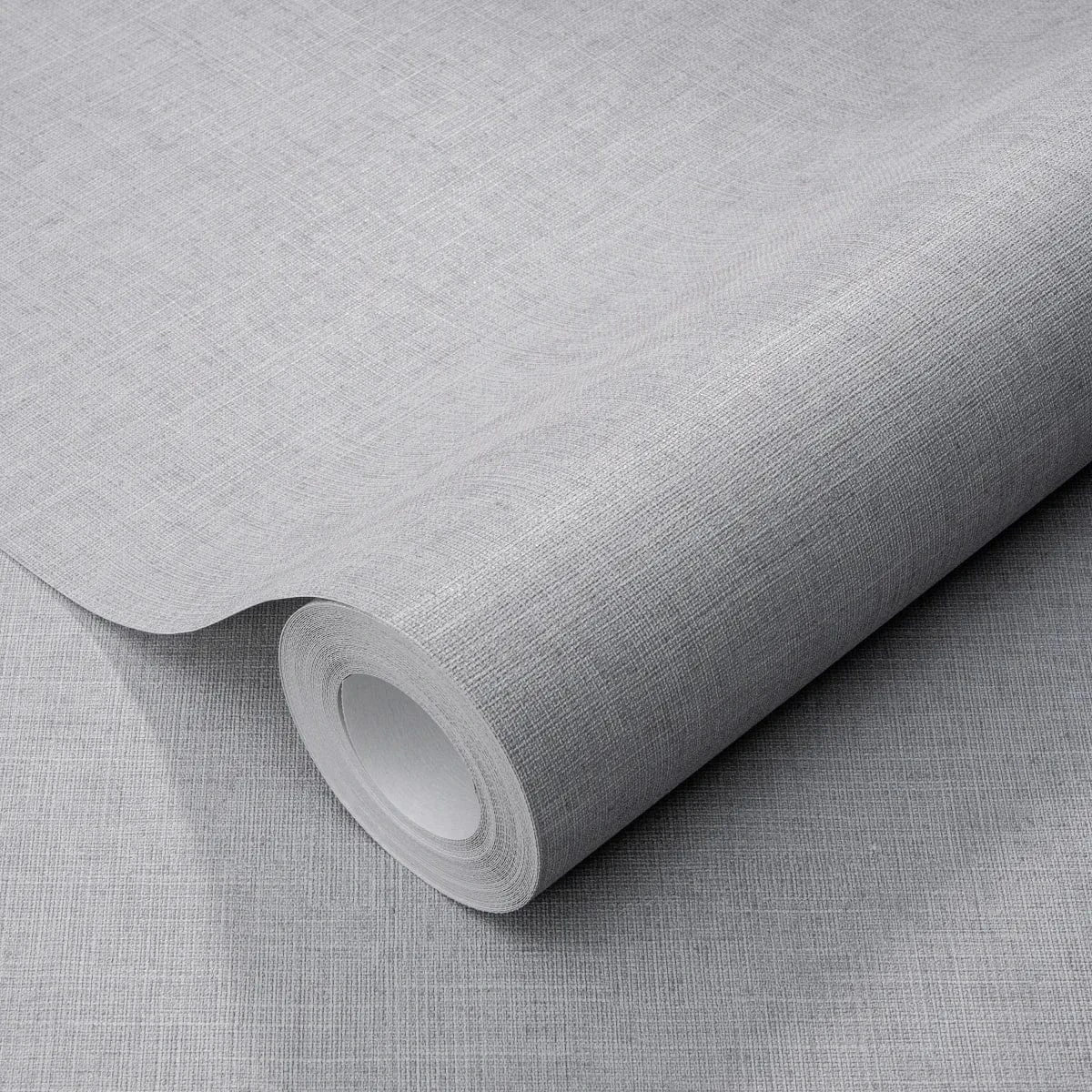 Pelēkas matētas tapetes ar auduma tekstūru – mūsdienīgs risinājums sienām  