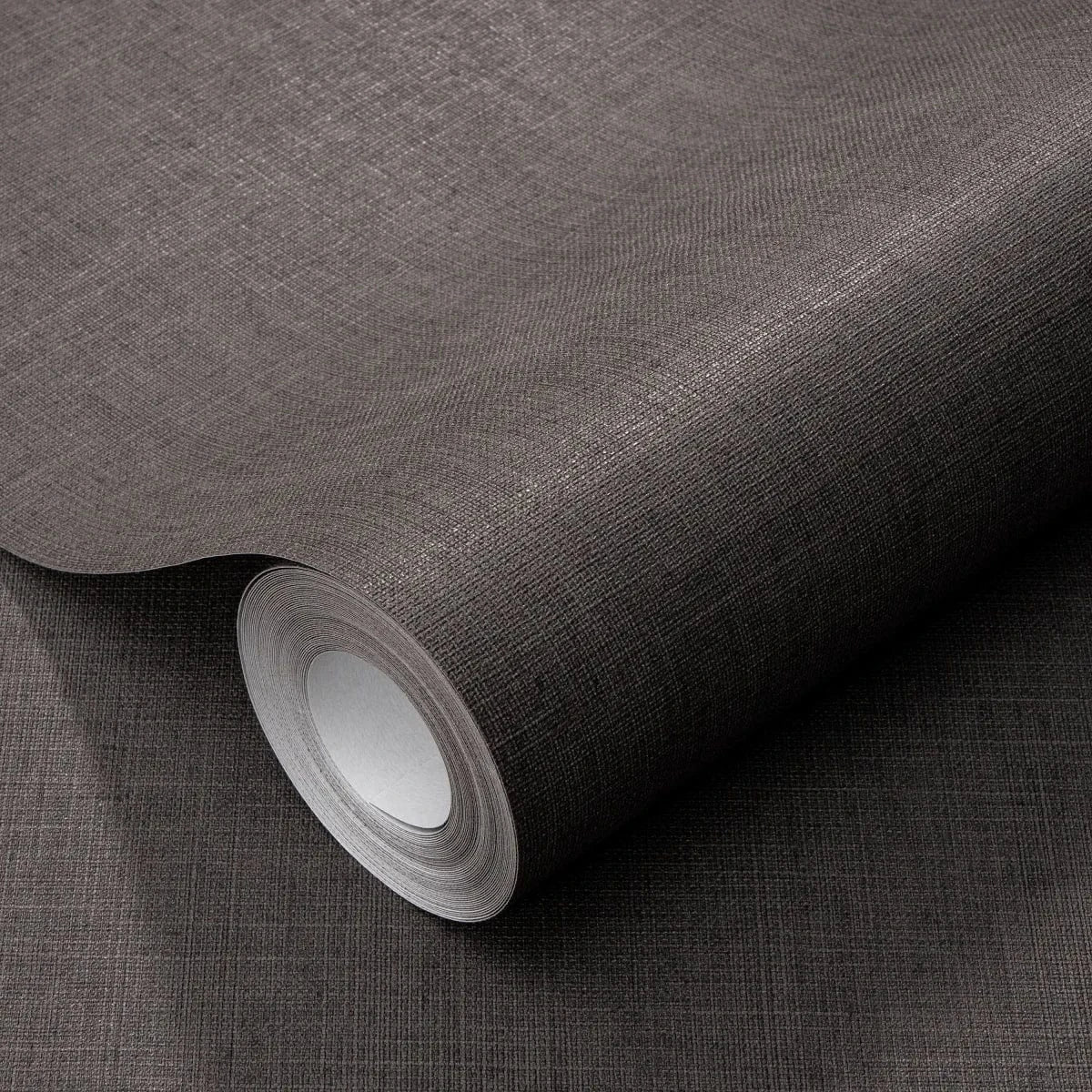 Tumši brūnas tapetes ar auduma efektu – klasiskam un izsmalcinātam interjeram  