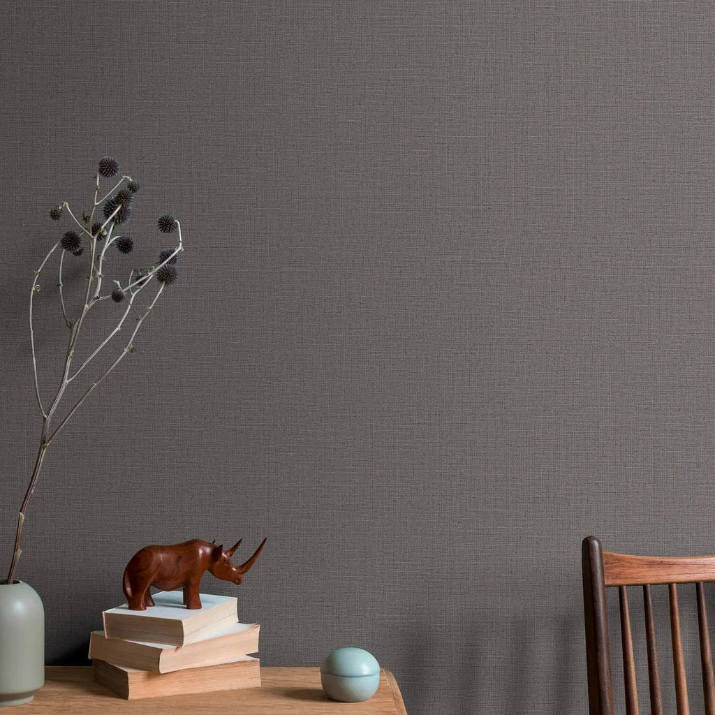 Tumši brūnas tapetes ar auduma efektu – klasiskam un izsmalcinātam interjeram  