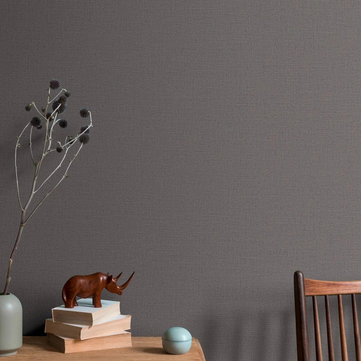 Tumši brūnas tapetes ar auduma efektu – klasiskam un izsmalcinātam interjeram  