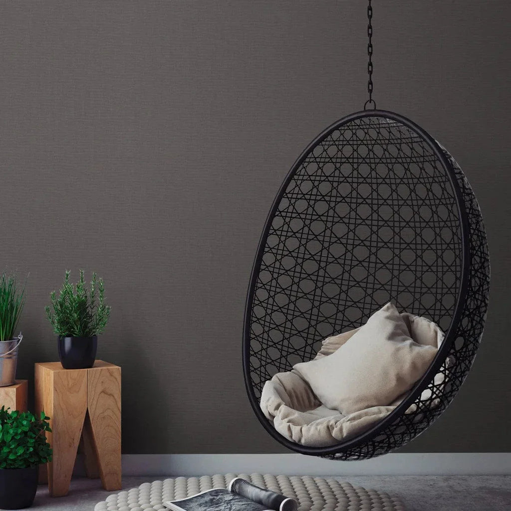 Tumši brūnas tapetes ar auduma efektu – klasiskam un izsmalcinātam interjeram  