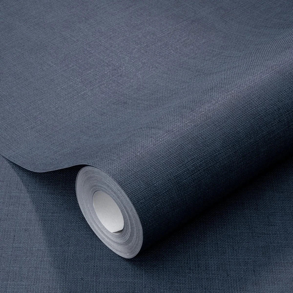 Tumši zilas tapetes ar auduma tekstūru – mierīga un eleganta telpa  