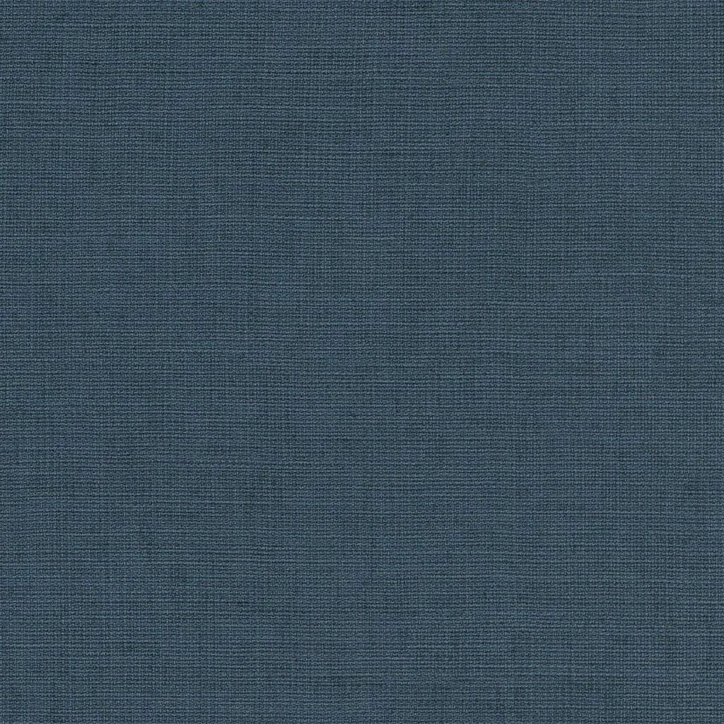 Tumši zilas tapetes ar auduma tekstūru – mierīga un eleganta telpa  