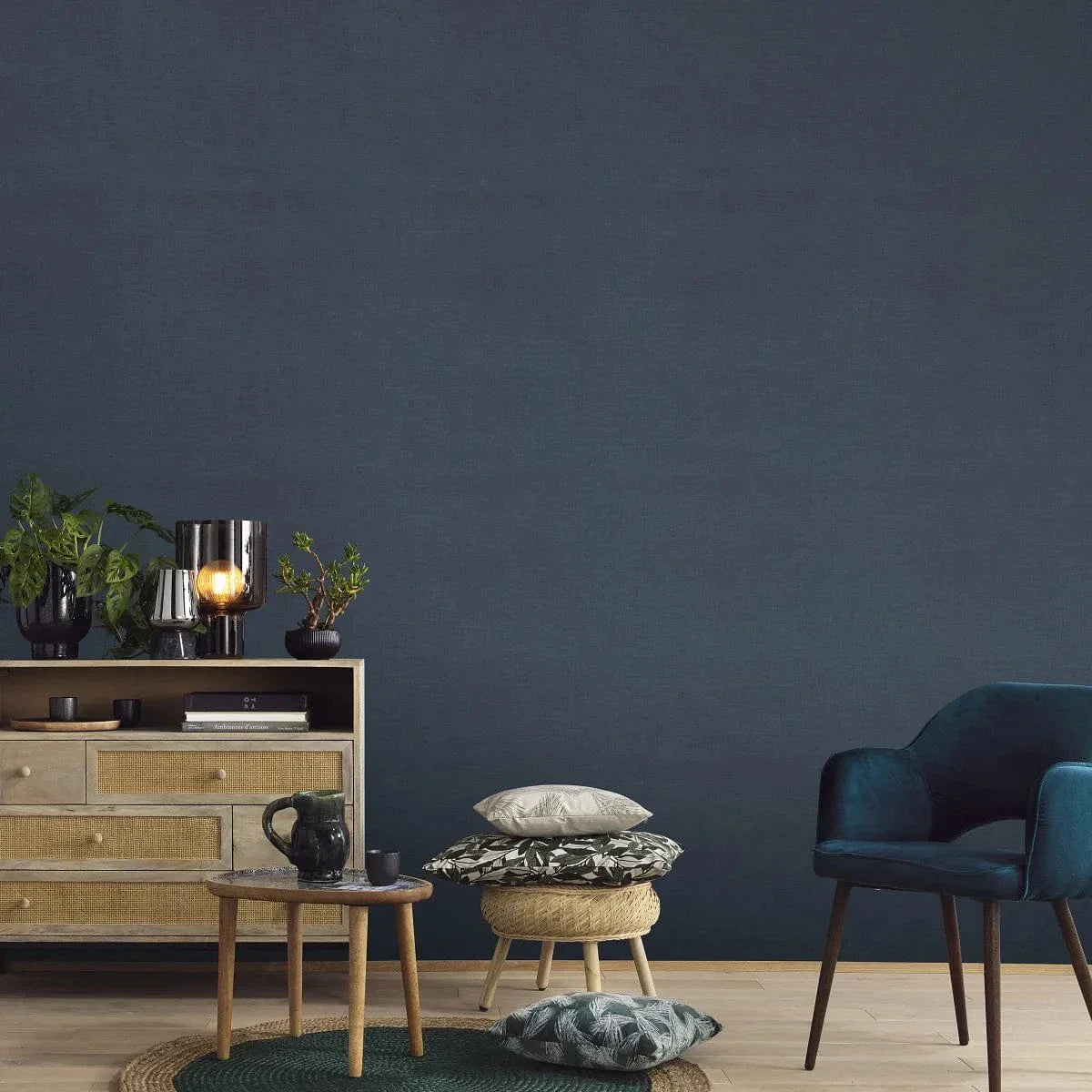 Tumši zilas tapetes ar auduma tekstūru – mierīga un eleganta telpa  