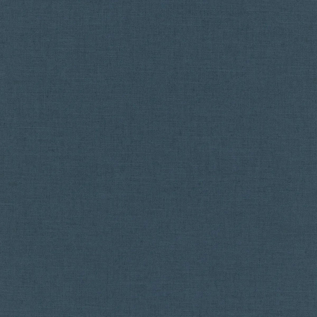 Tumši zilas tapetes ar auduma tekstūru – mierīga un eleganta telpa  