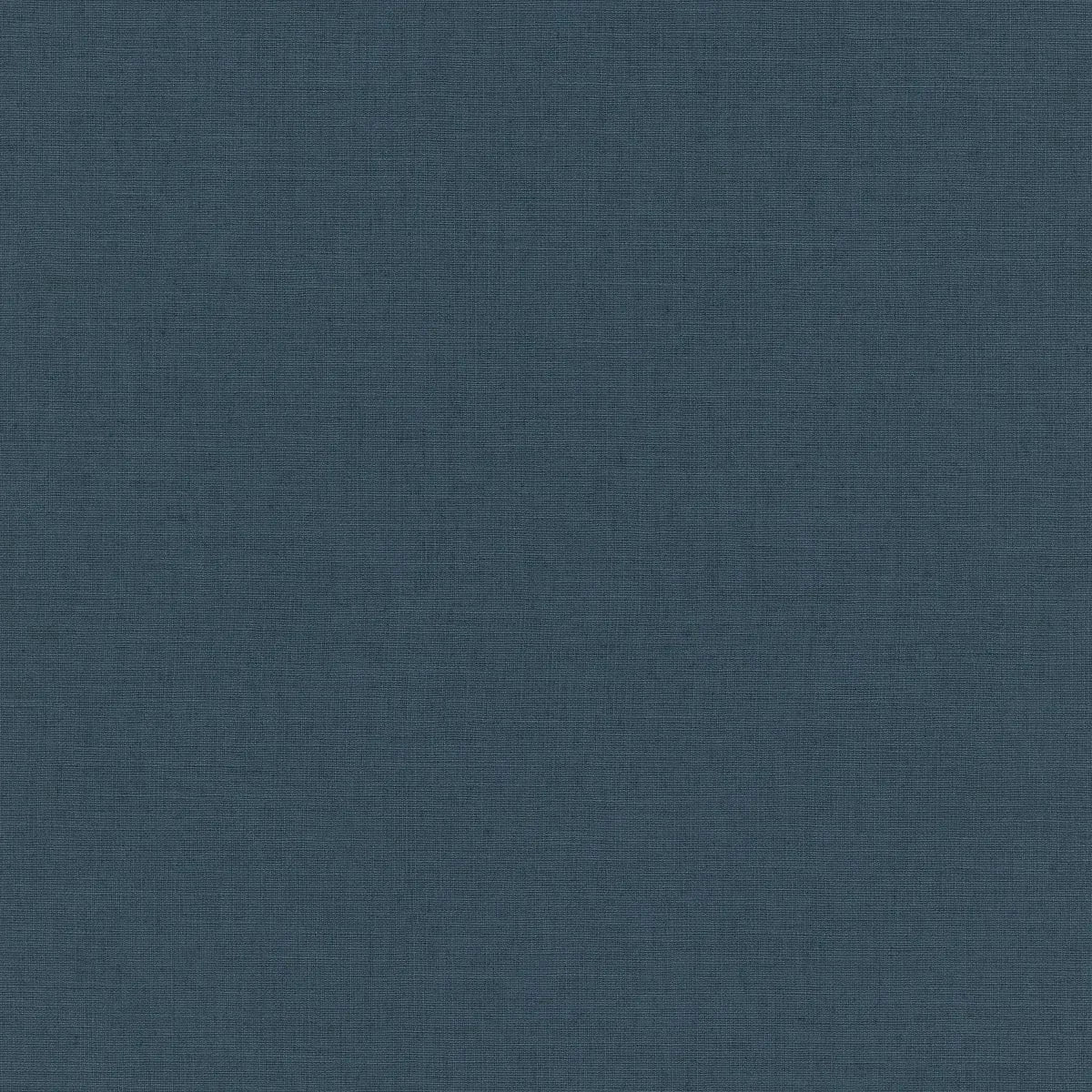 Tumši zilas tapetes ar auduma tekstūru – mierīga un eleganta telpa  