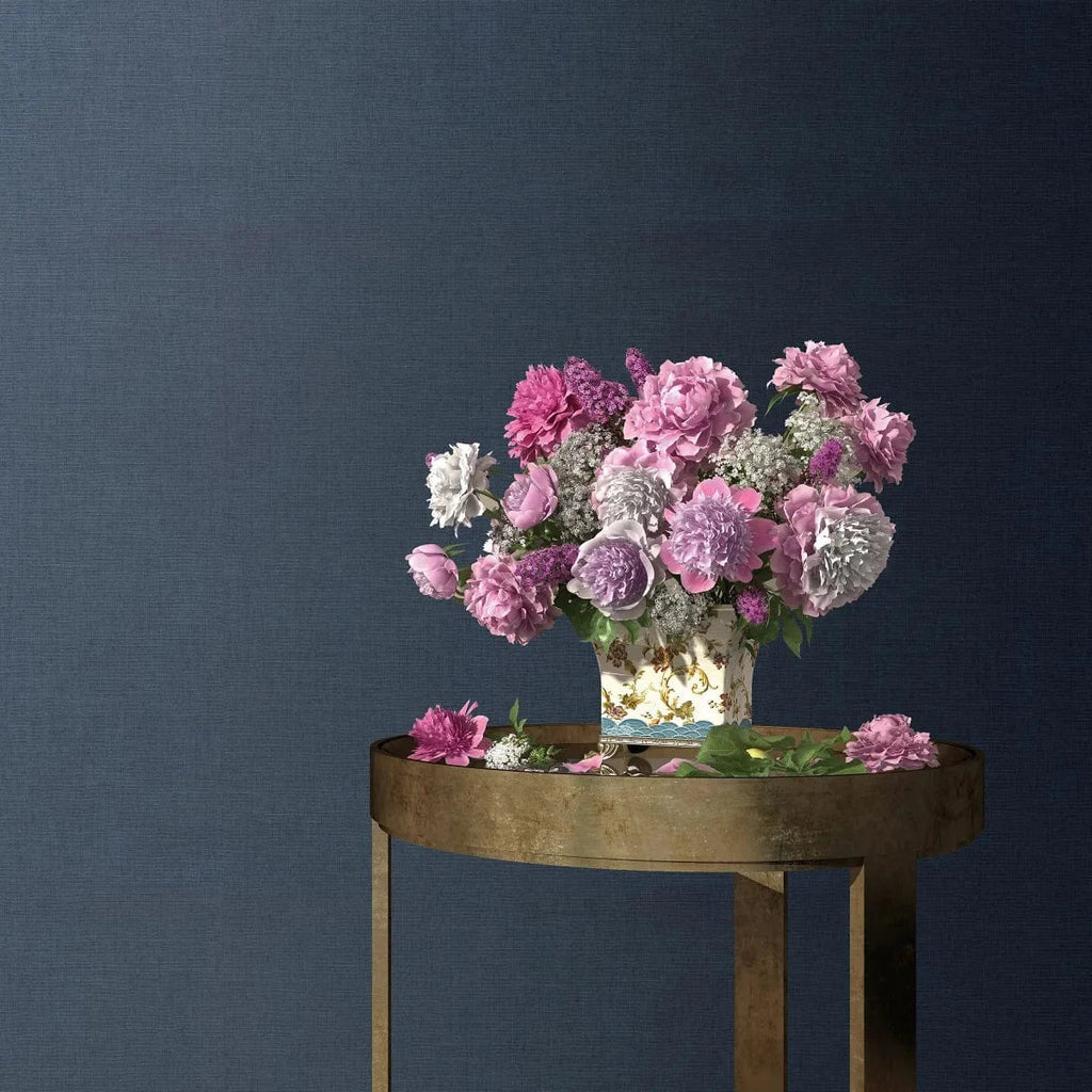 Tumši zilas tapetes ar auduma tekstūru – mierīga un eleganta telpa  