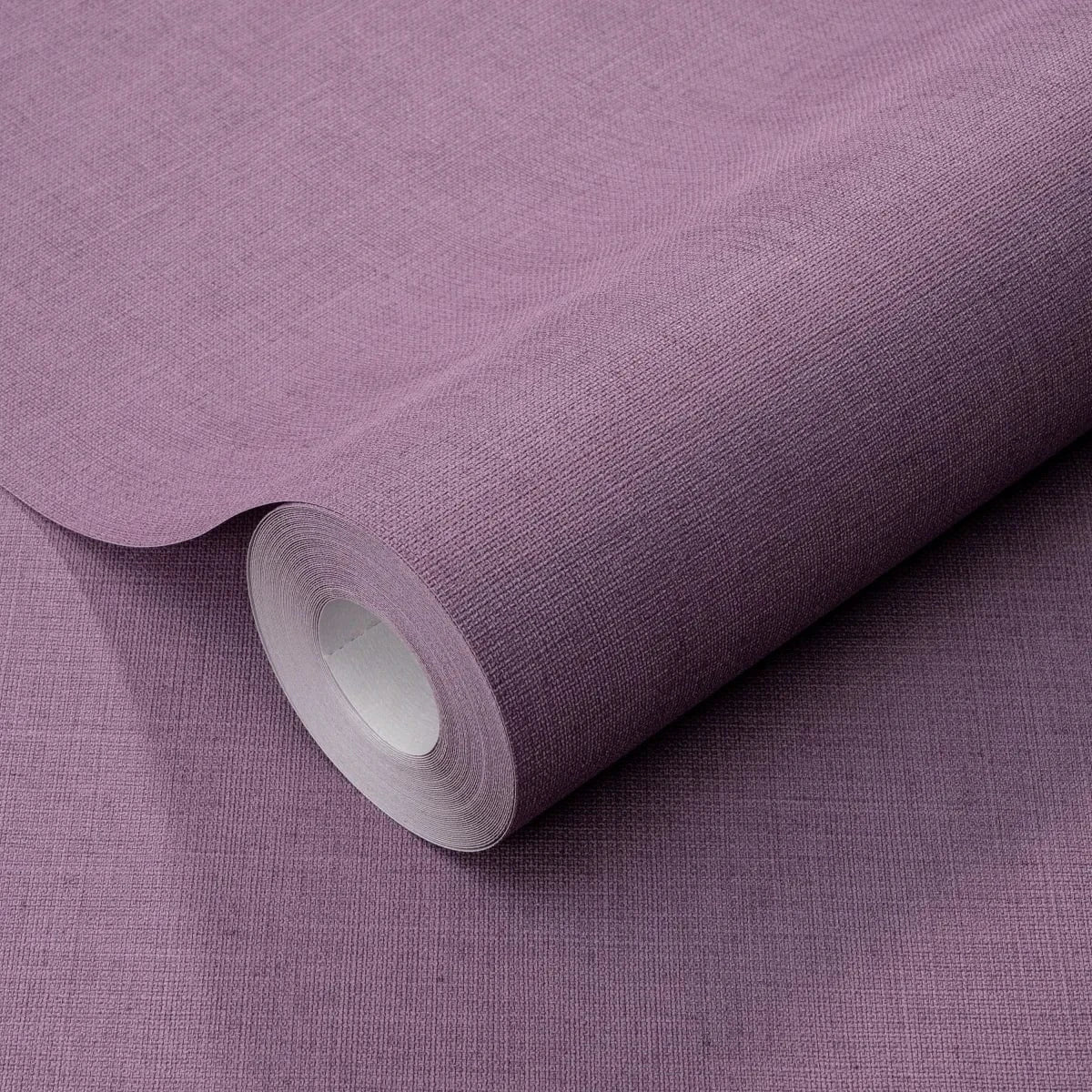 Violetas auduma tapetes ar matētu efektu – drosmīga izvēle sienu dekoram  