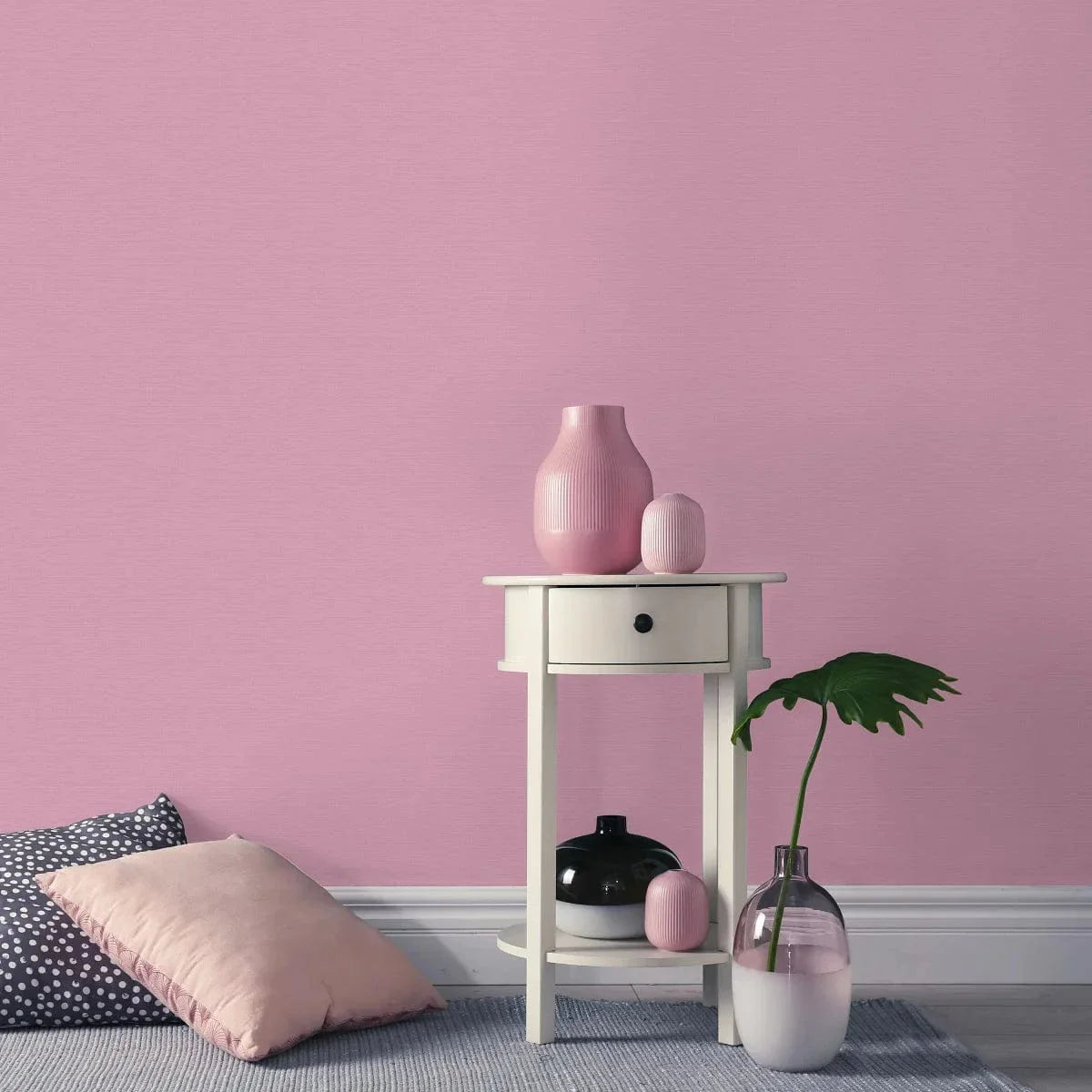 Violetas auduma tapetes ar matētu efektu – drosmīga izvēle sienu dekoram  