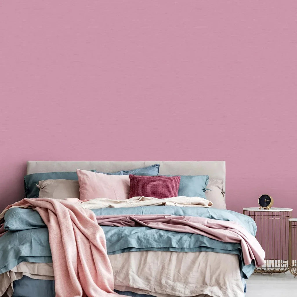 Violetas auduma tapetes ar matētu efektu – drosmīga izvēle sienu dekoram  