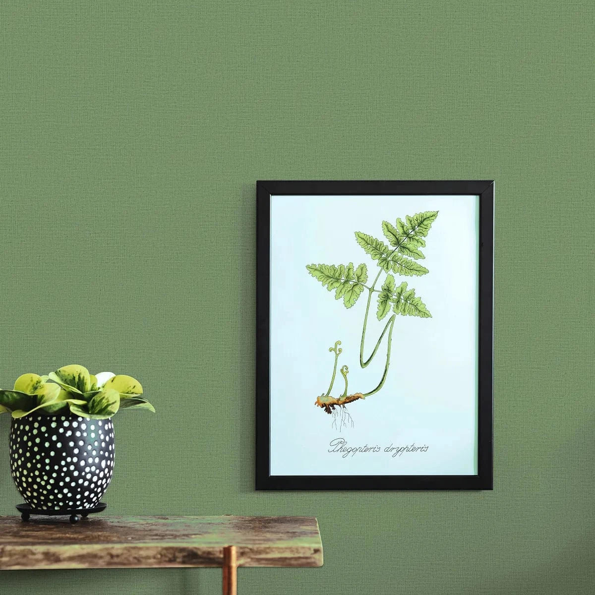 Zaļas matētas tapetes ar auduma rakstu – dabas iedvesmots interjera akcents  