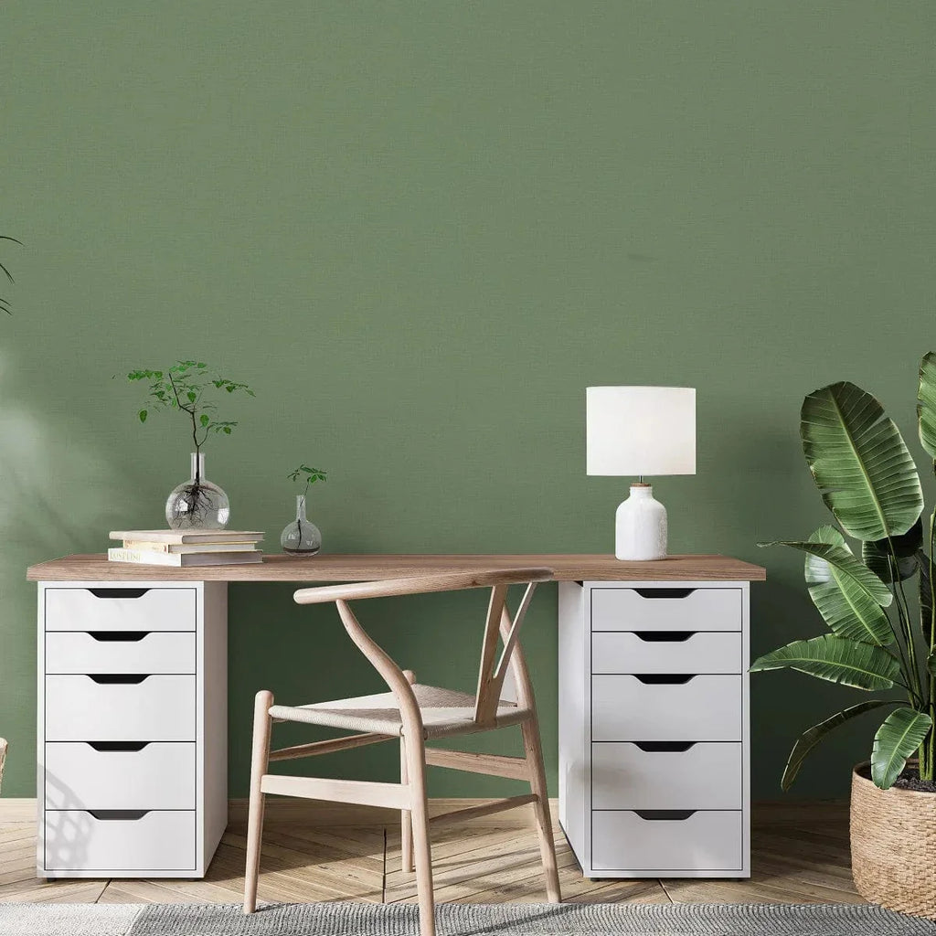 Zaļas matētas tapetes ar auduma rakstu – dabas iedvesmots interjera akcents  