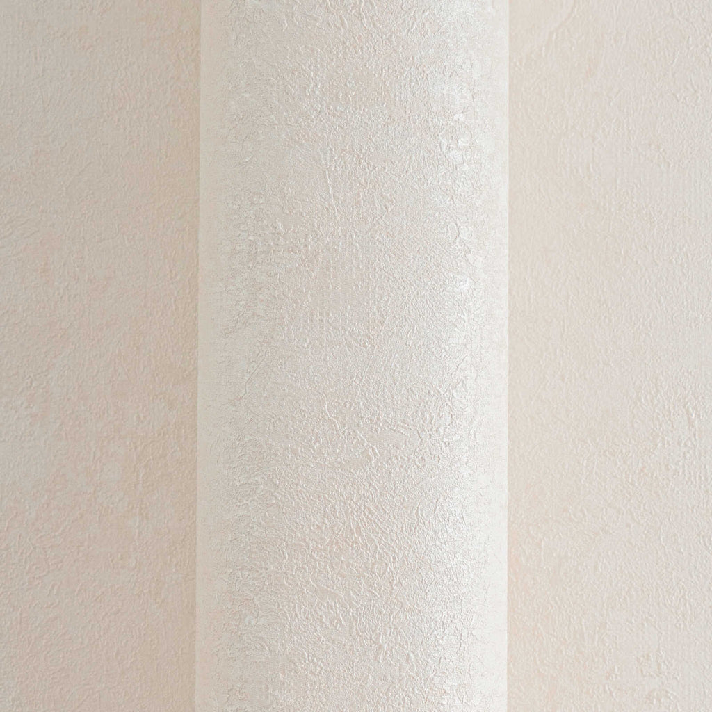 Elegantas tapetes krēmtonī ar vieglu faktūru un izsmalcinātu stilu - istabas interjerā