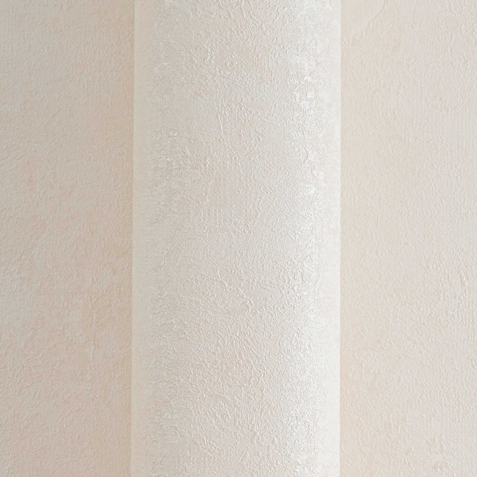 Elegantas tapetes krēmtonī ar vieglu faktūru un izsmalcinātu stilu - istabas interjerā