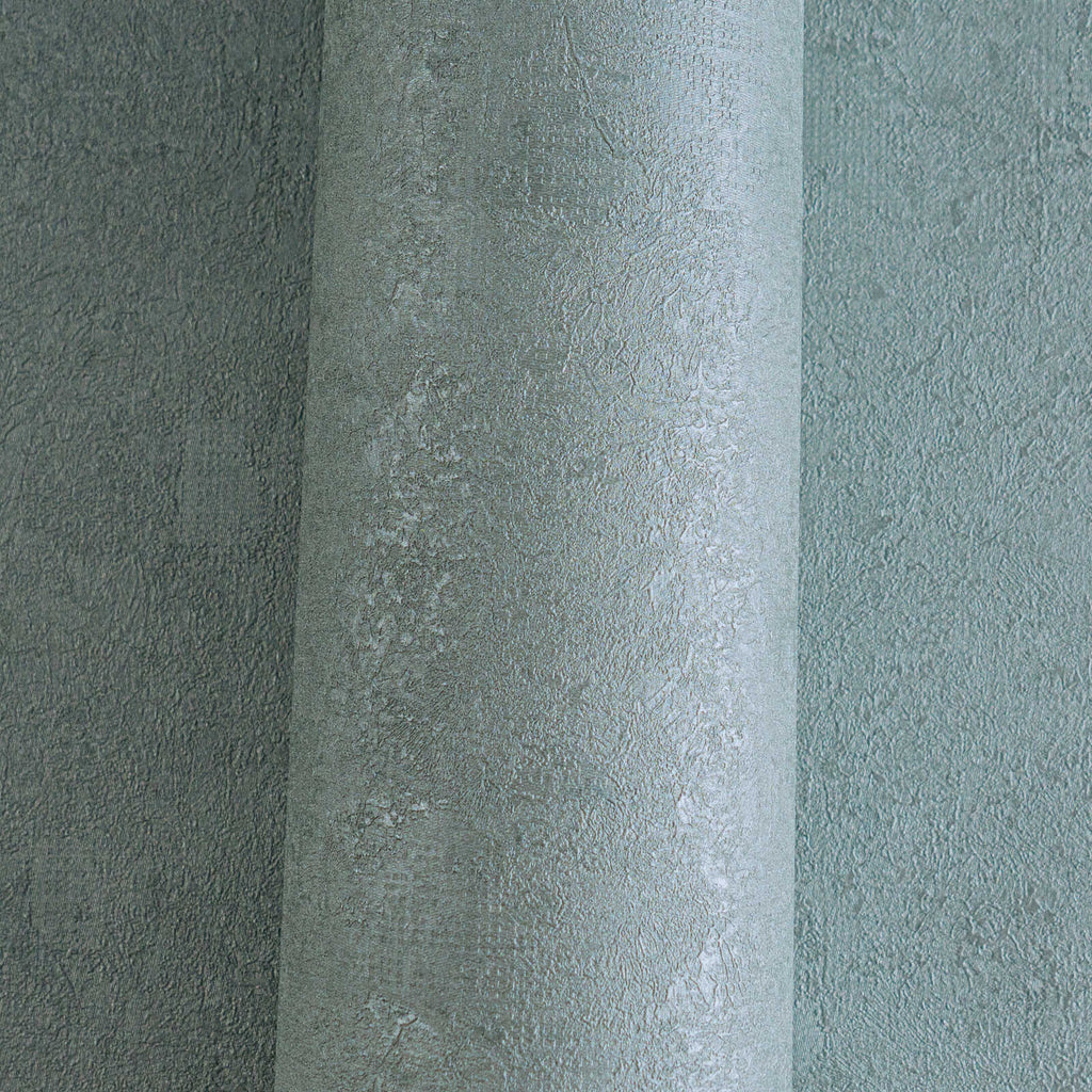 Tapetes zilgani zaļā krāsā ar elegantu spīdumu un faktūru - istabas interjerā