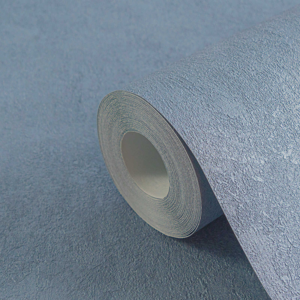 Tapetes ar elegantu tekstūru un vieglu spīdumu zilā gamā - istabas interjerā
