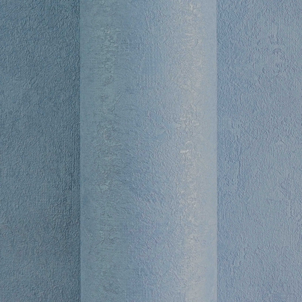 Tapetes ar elegantu tekstūru un vieglu spīdumu zilā gamā - guļamistabas interjerā