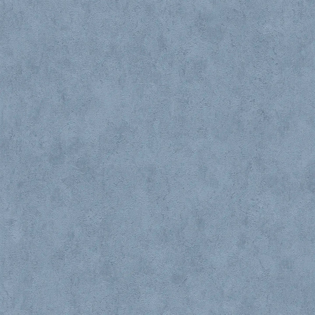 Tapetes ar elegantu tekstūru un vieglu spīdumu zilā gamā - kombinācija ar mebelēm