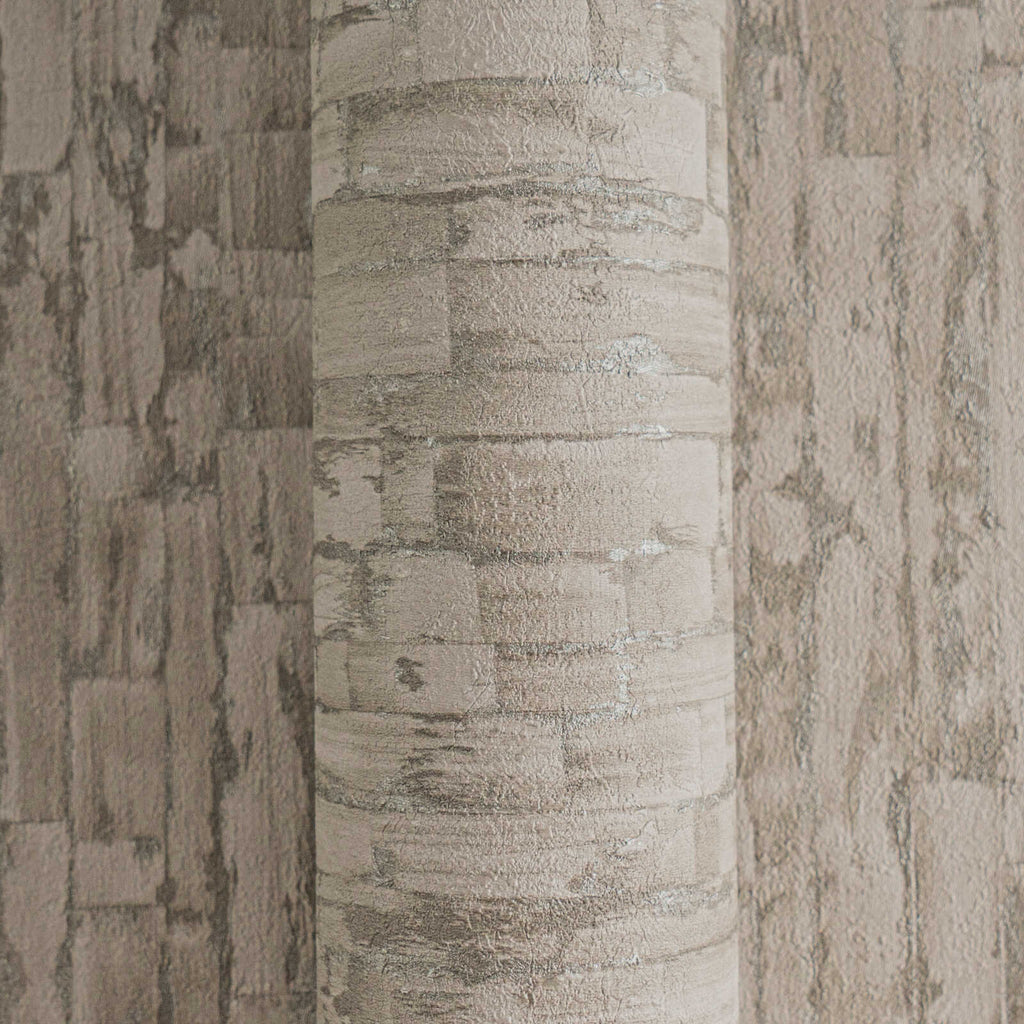 Tapetes ar taupe un pelēku toņu smalku tekstūru - viesistabas interjerā