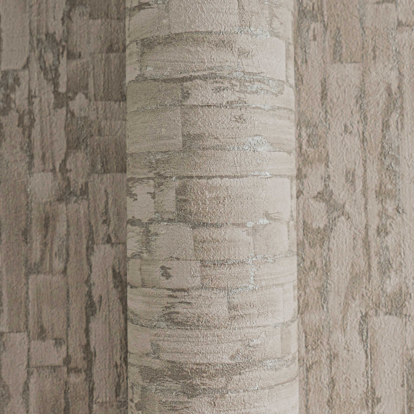 Tapetes ar taupe un pelēku toņu smalku tekstūru - viesistabas interjerā