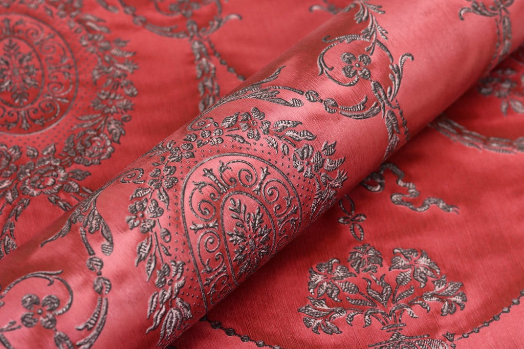 Smalka izšuvuma tapetes ar baroka ornamentu, sarkanā krāsā, RASCH, 570861, Trianon XIII