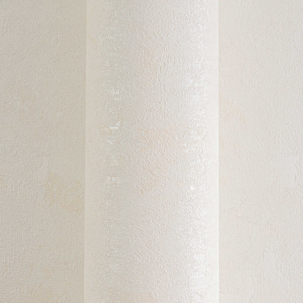 Baltas/krēmkrāsas tapetes ar smalku tekstūru un elegantu apdari - istabas interjerā