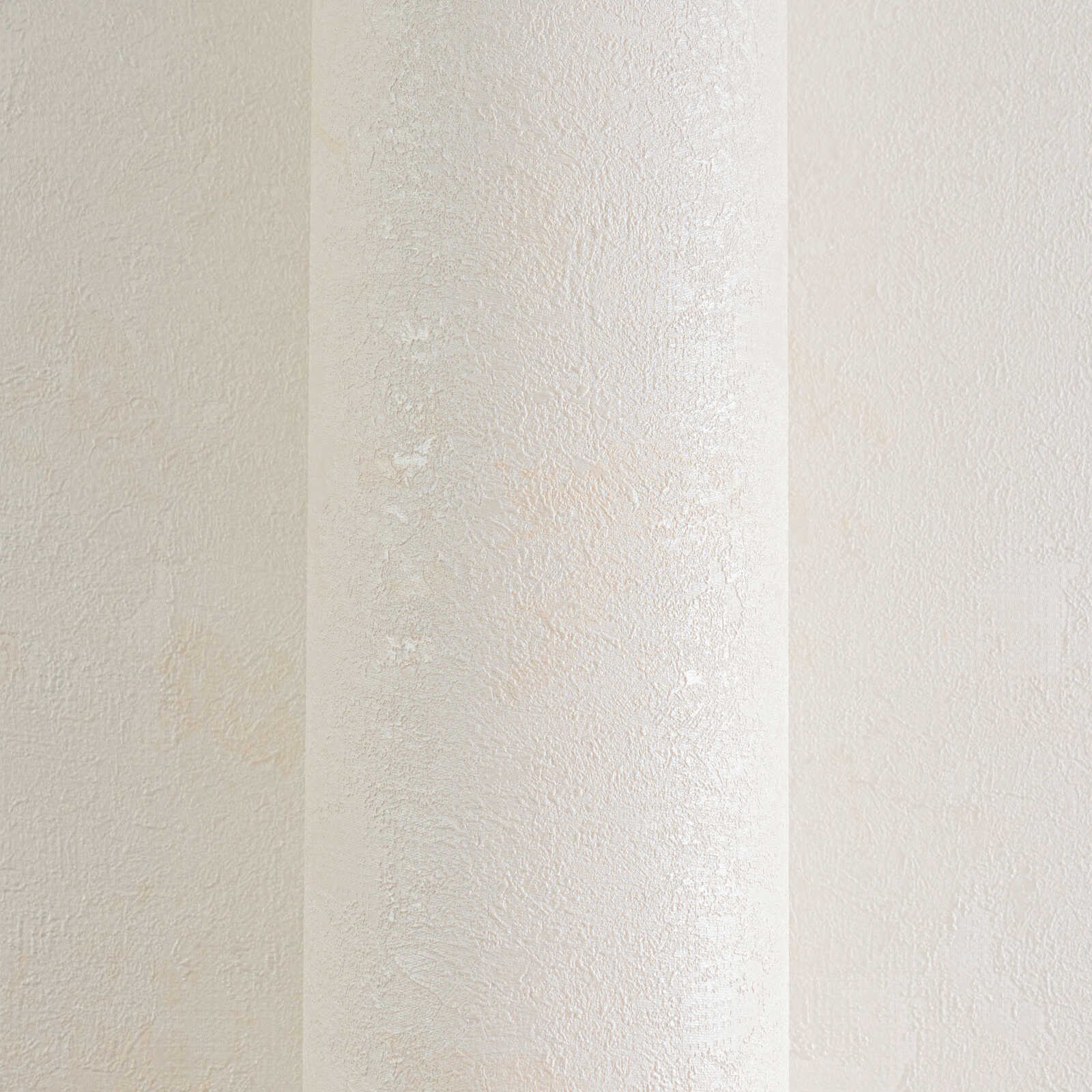 Baltas/krēmkrāsas tapetes ar smalku tekstūru un elegantu apdari - istabas interjerā