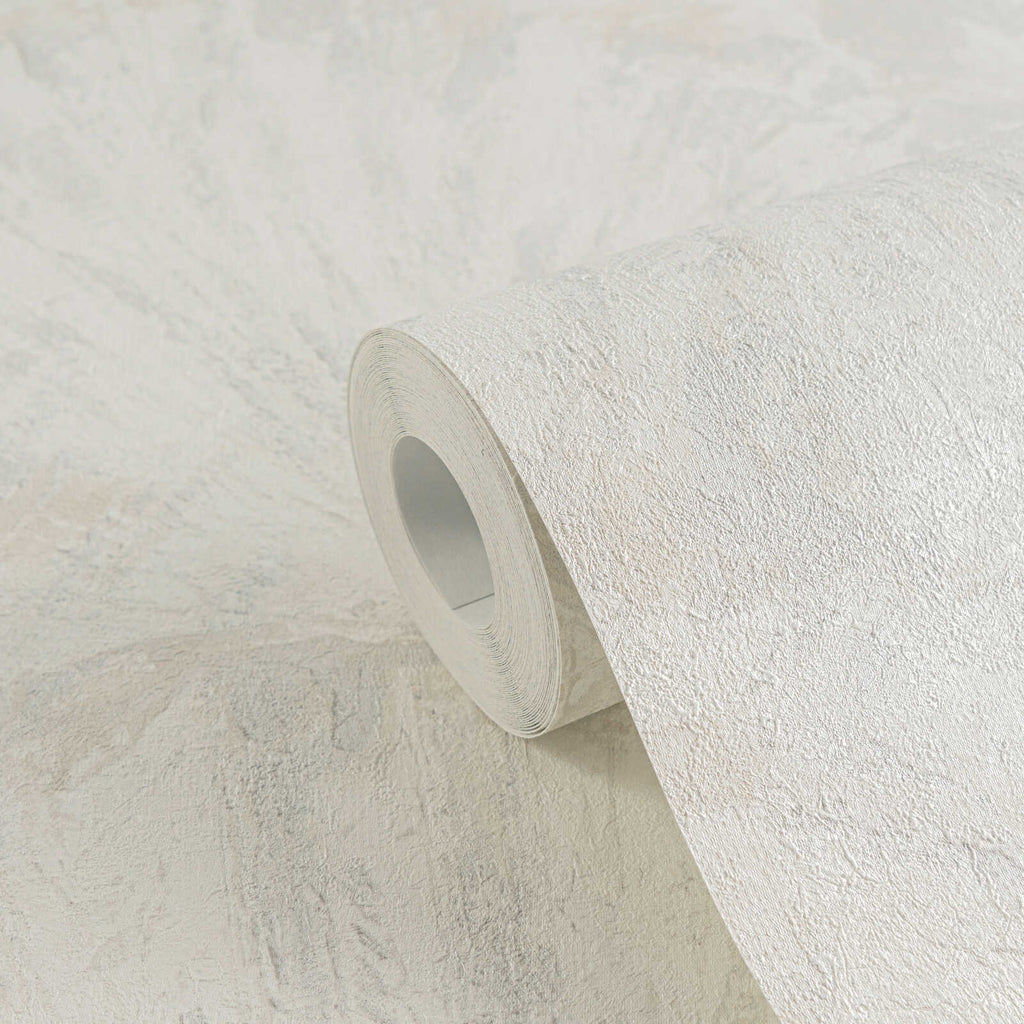 Baltas un sudrabainas tapetes ar lapu faktūru - viesistabas interjerā