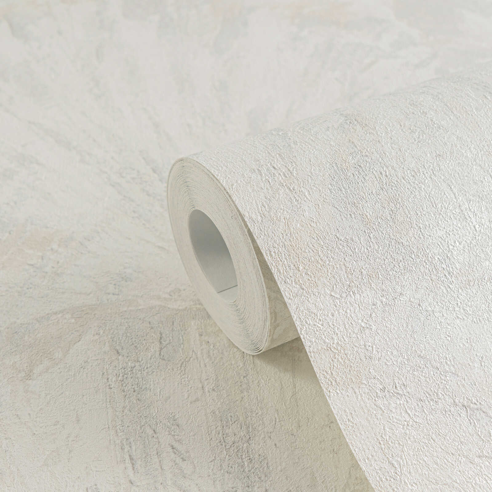 Baltas un sudrabainas tapetes ar lapu faktūru - viesistabas interjerā