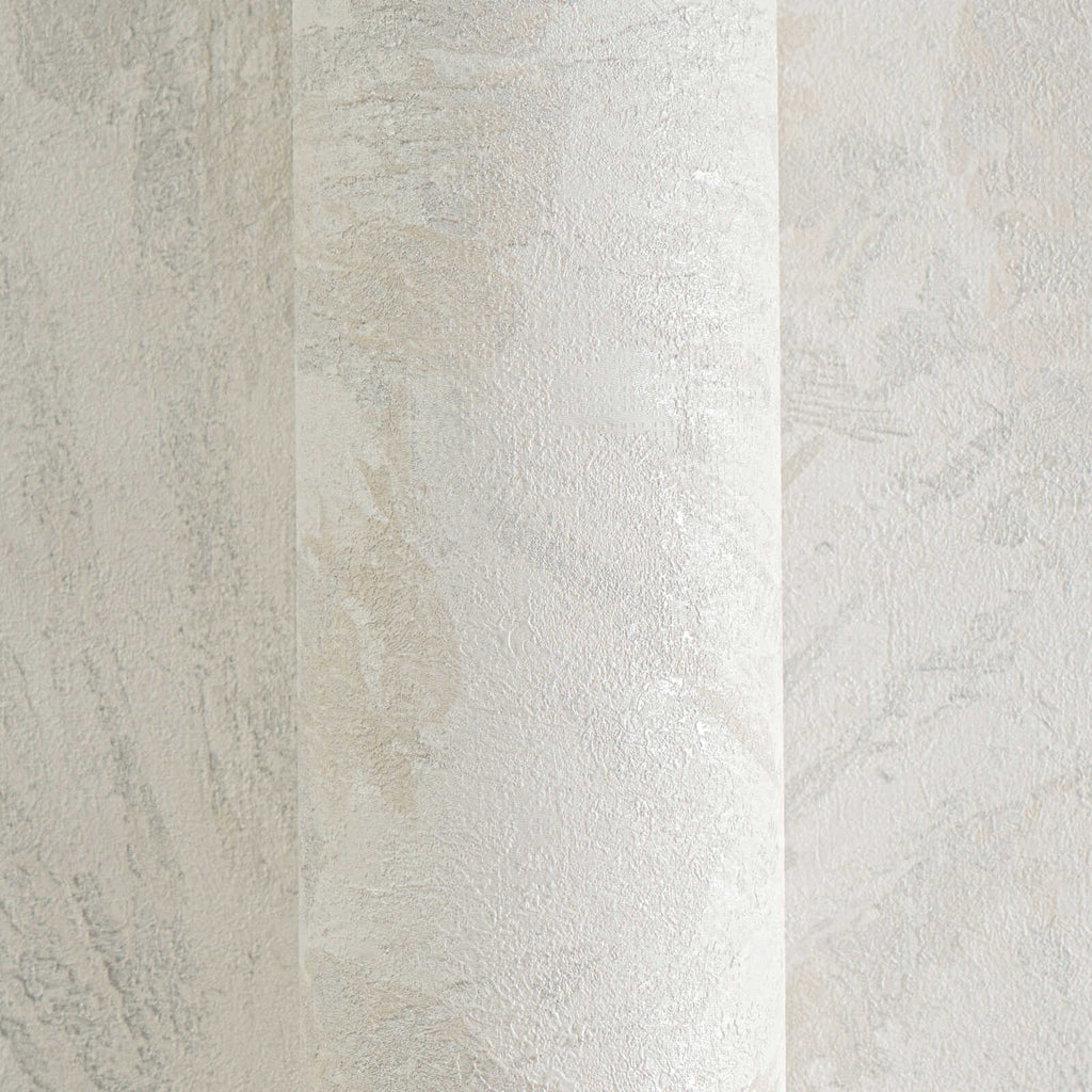 Baltas un sudrabainas tapetes ar lapu faktūru - vizualizācija interjerā