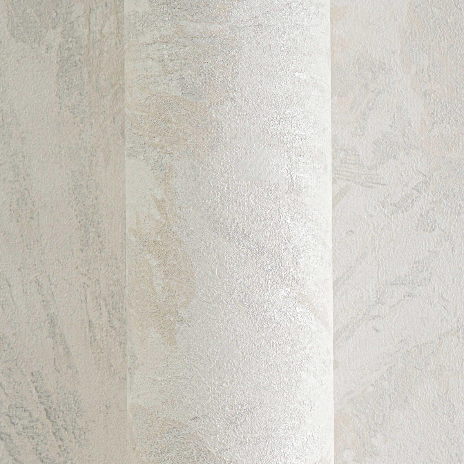 Baltas un sudrabainas tapetes ar lapu faktūru - vizualizācija interjerā