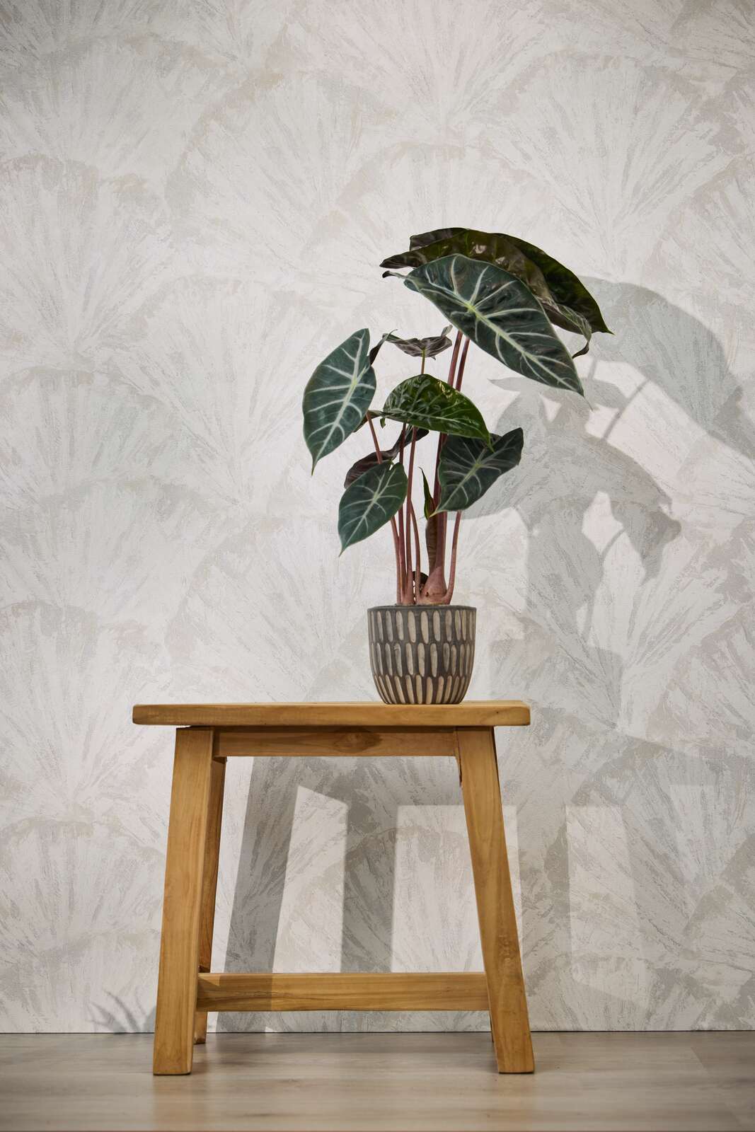 Baltas un sudrabainas tapetes ar lapu faktūru - kombinācija ar mebelēm