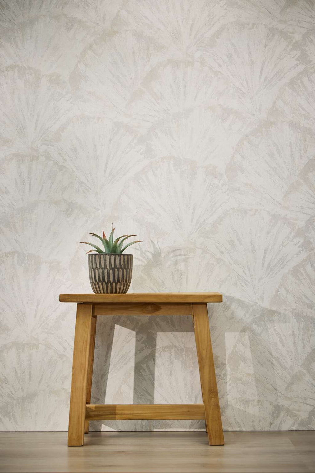 Baltas un sudrabainas tapetes ar lapu faktūru - idejas interjerām