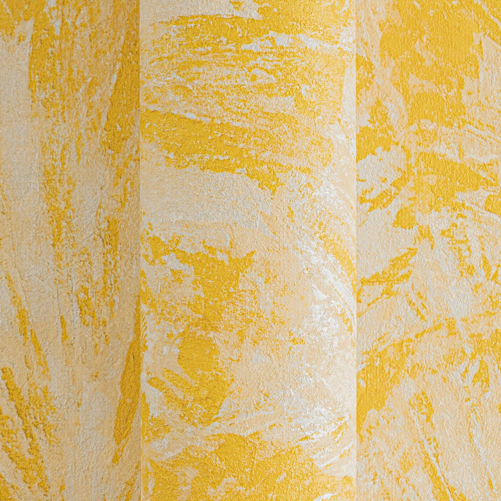 Dzeltenas tapetes ar organisku lapu dizainu un smalku tekstūru - kombinācija ar mebelēm