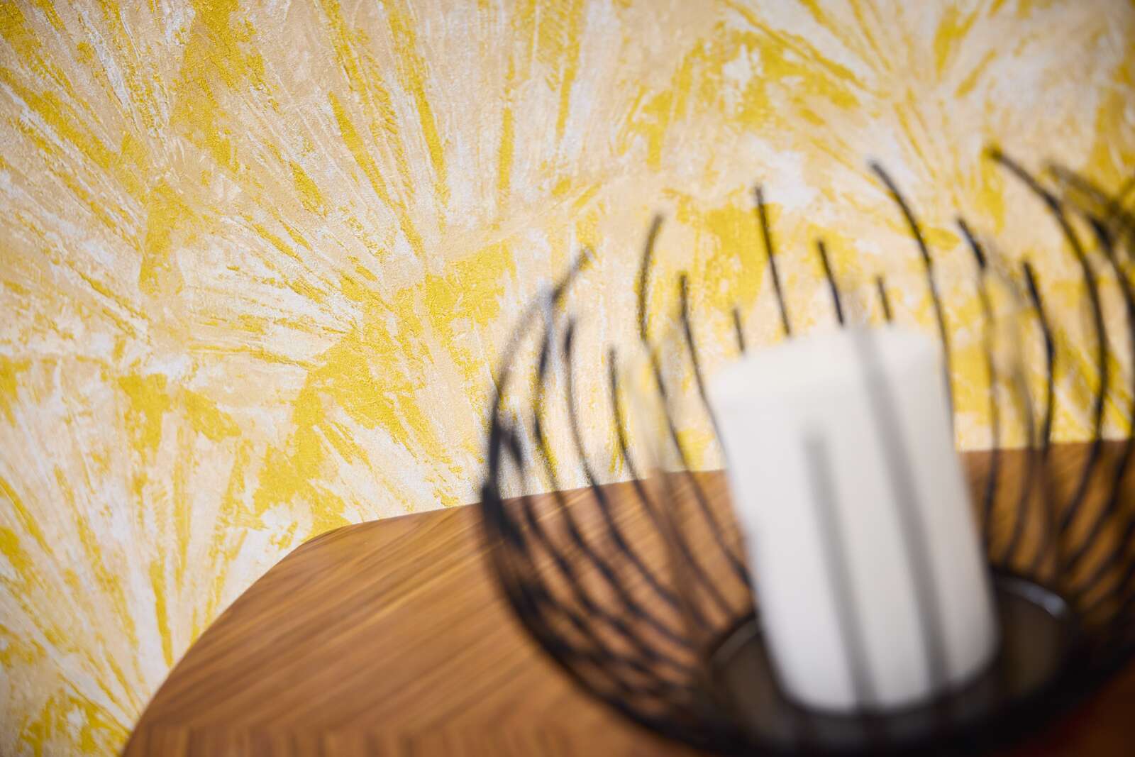 Dzeltenas tapetes ar organisku lapu dizainu un smalku tekstūru - istabas interjerā