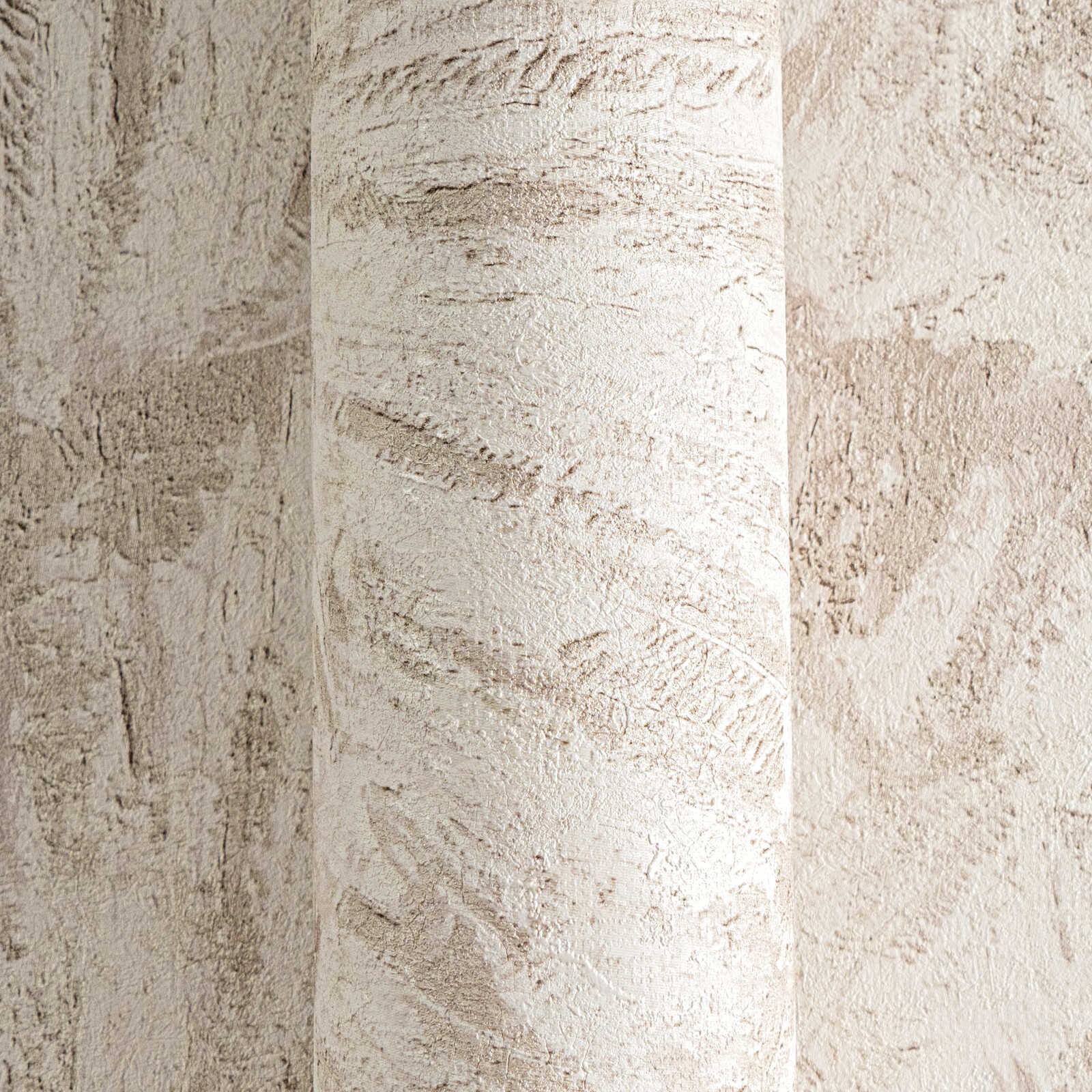 Bēšas tapetes ar organisku lapu rakstu un teksturētu virsmu - kombinācija ar mebelēm