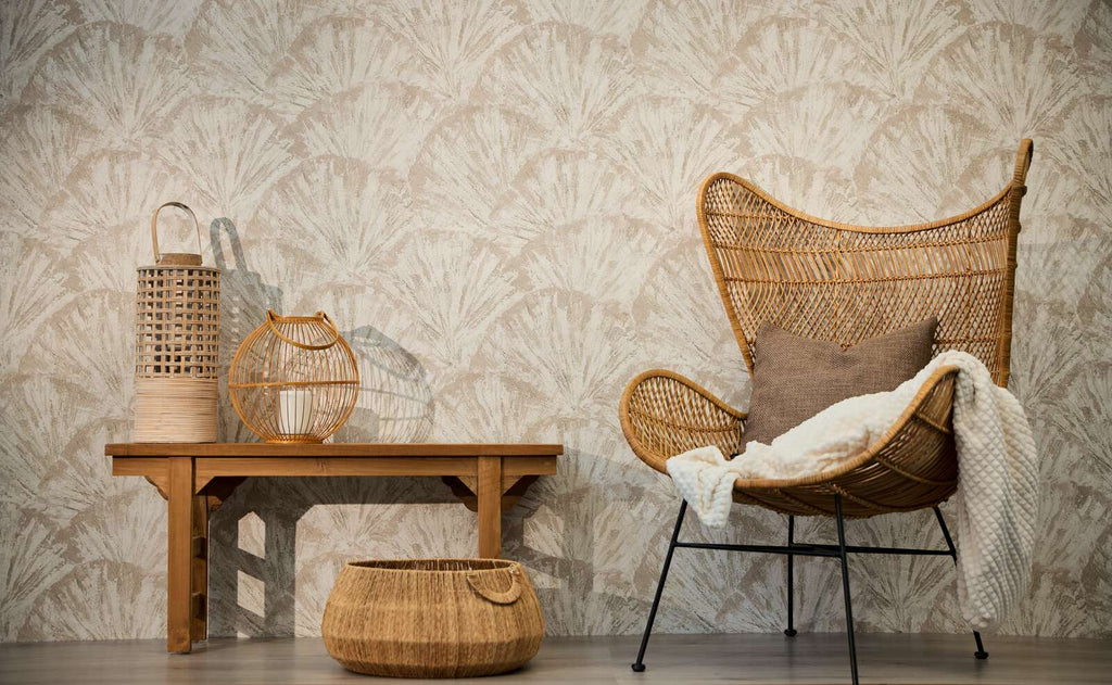Bēšas tapetes ar organisku lapu rakstu un teksturētu virsmu - idejas interjerām