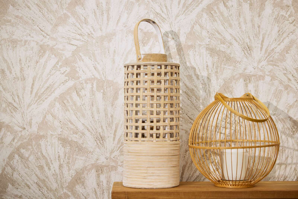 Bēšas tapetes ar organisku lapu rakstu un teksturētu virsmu - istabas interjerā