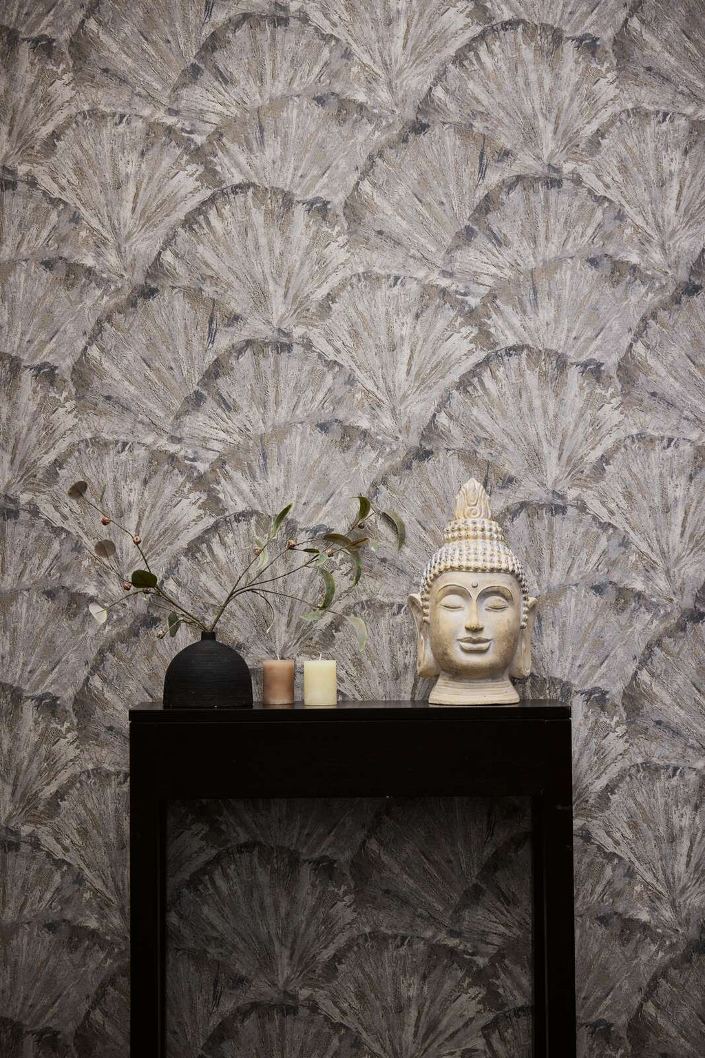 Brūnas tapetes ar lapu faktūru organiskā stilā un smalku tekstūru - istabas interjerā