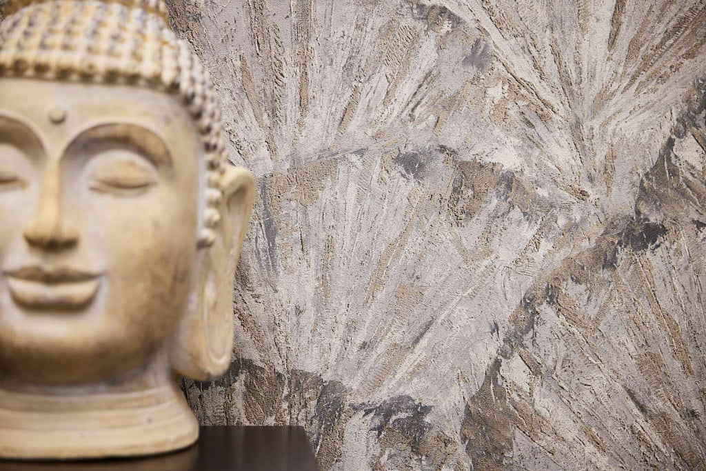 Brūnas tapetes ar lapu faktūru organiskā stilā un smalku tekstūru - idejas interjerām