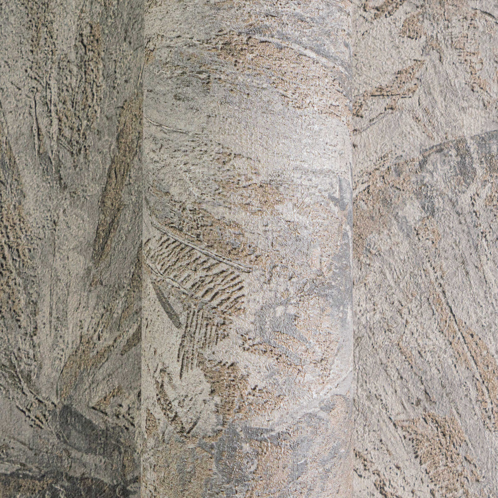 Brūnas tapetes ar lapu faktūru organiskā stilā un smalku tekstūru - kombinācija ar mebelēm