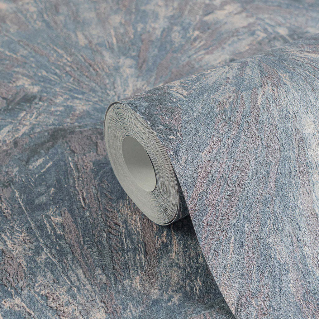 Zilas tapetes ar dabas iedvesmotu lapu faktūru un eleganci - viesistabas interjerā