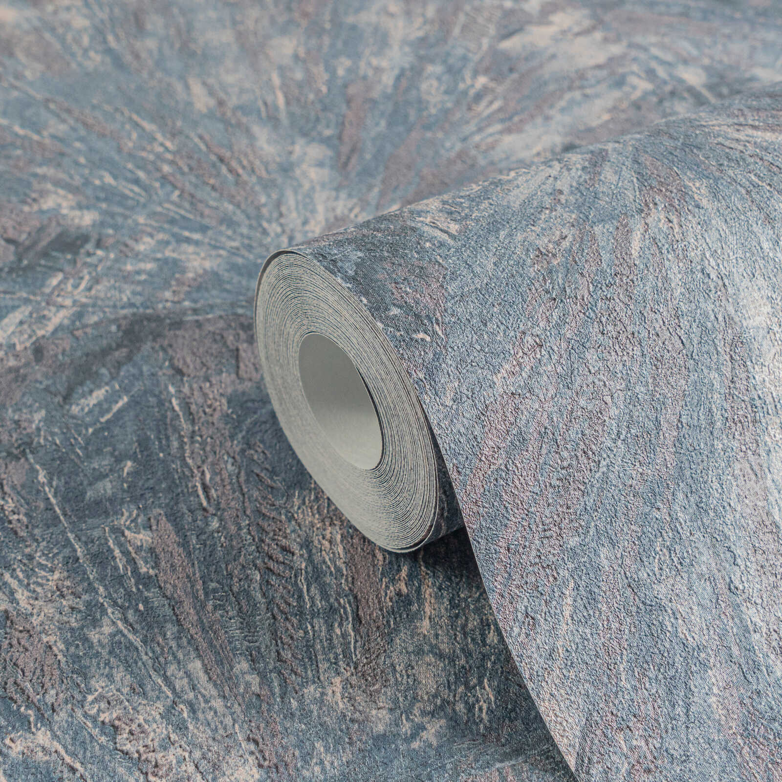 Zilas tapetes ar dabas iedvesmotu lapu faktūru un eleganci - viesistabas interjerā