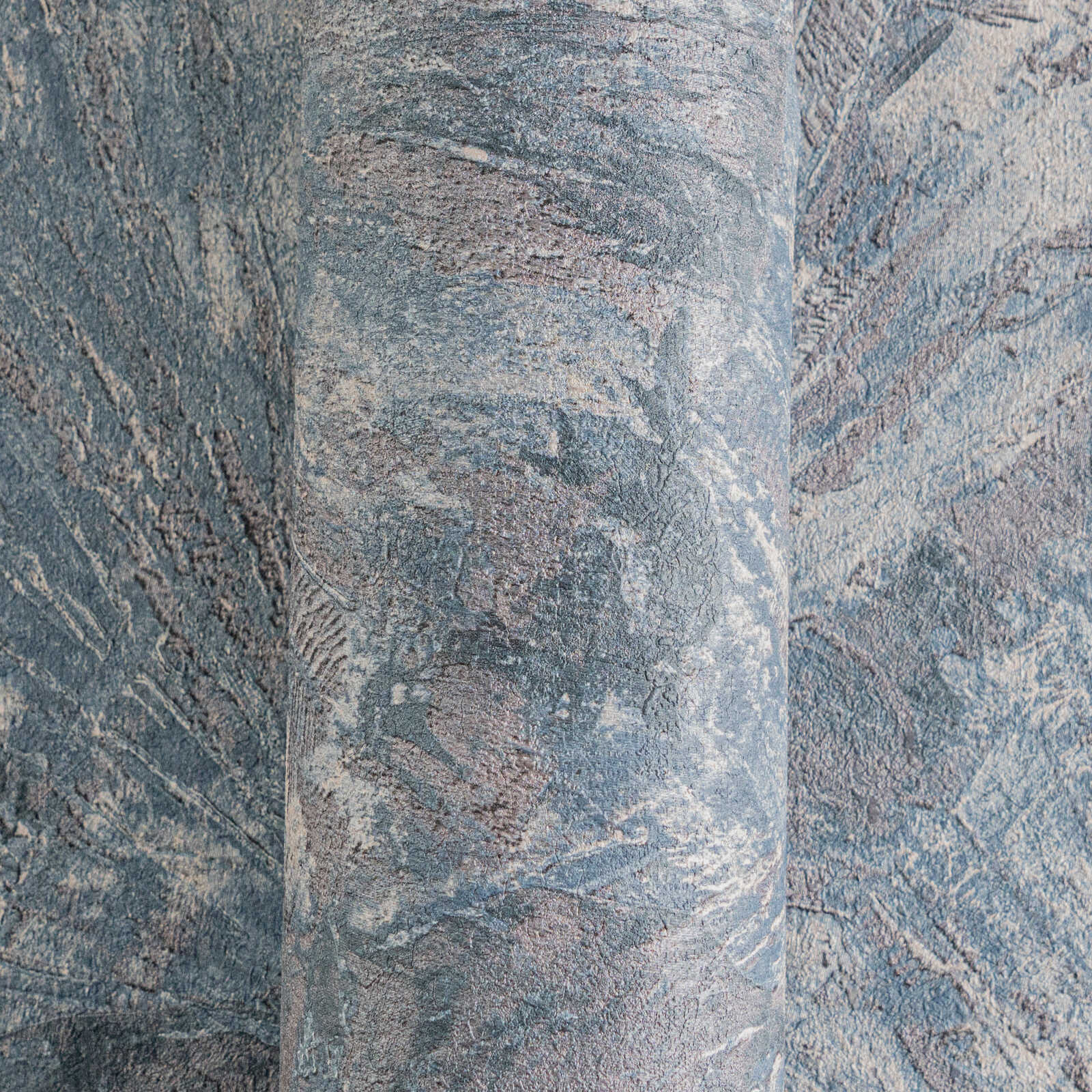 Zilas tapetes ar dabas iedvesmotu lapu faktūru un eleganci - vizualizācija interjerā