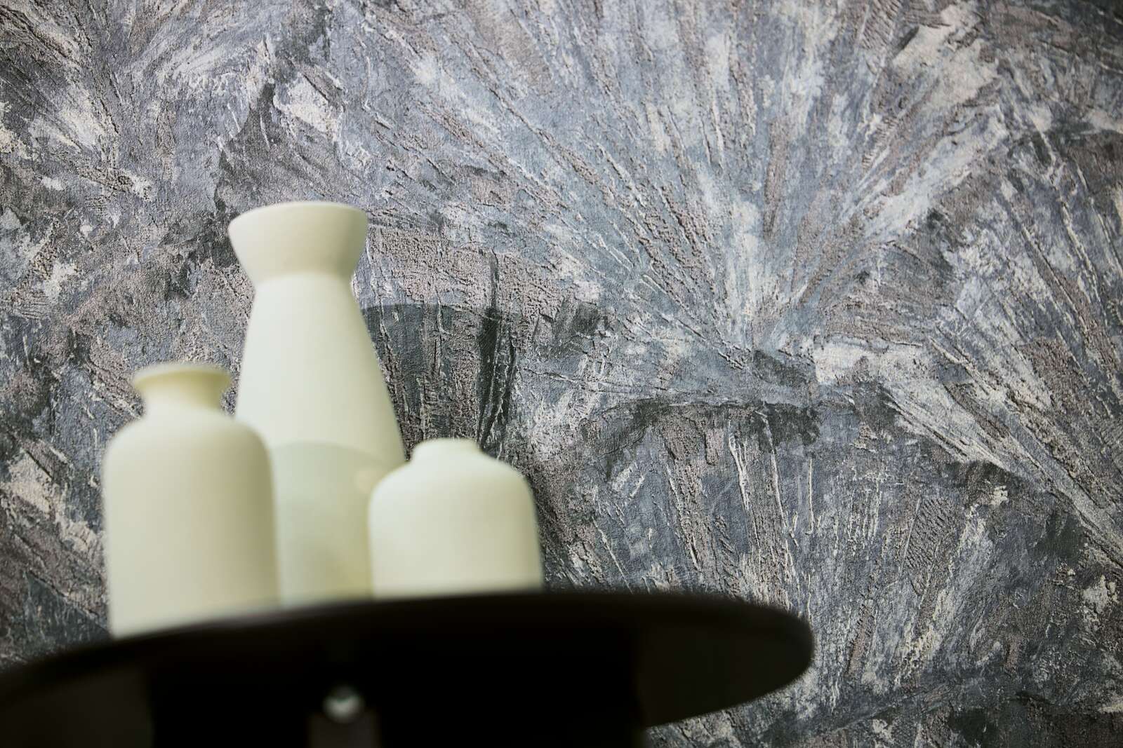 Zilas tapetes ar dabas iedvesmotu lapu faktūru un eleganci - idejas interjerām