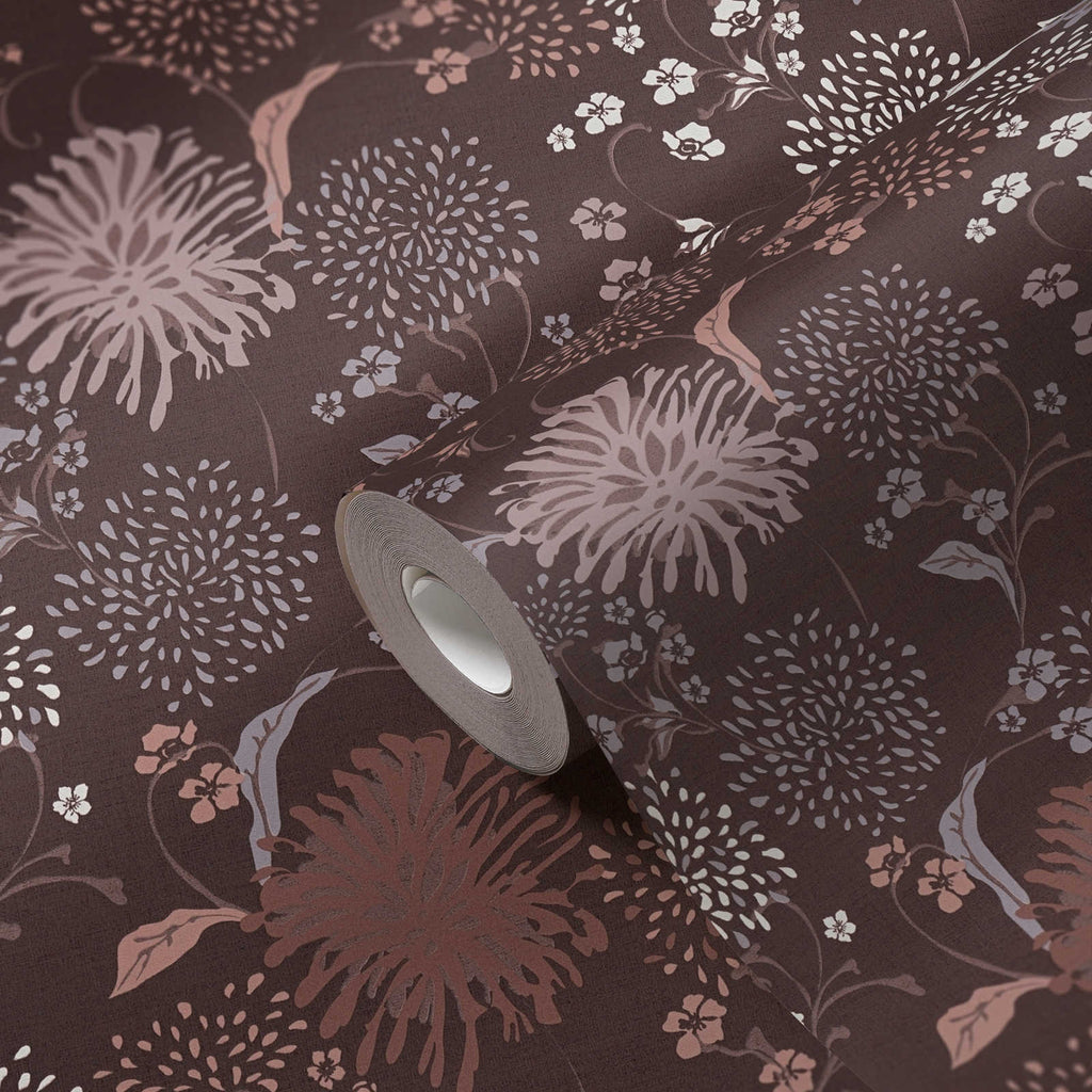Dekoratīvas tapetes ar stilizētiem ziediem brūnā un rozā gammā - vizualizācija interjerā