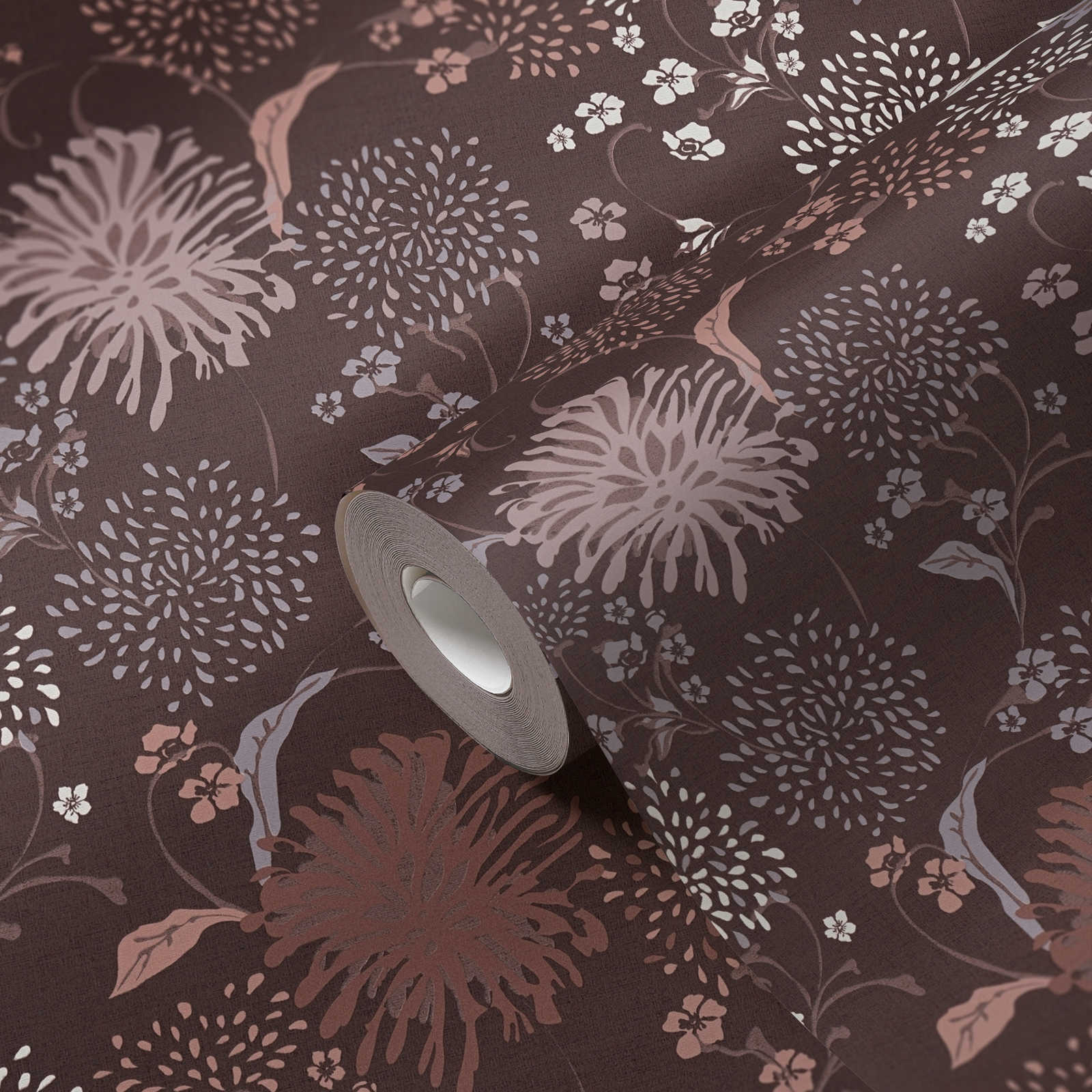Dekoratīvas tapetes ar stilizētiem ziediem brūnā un rozā gammā - vizualizācija interjerā