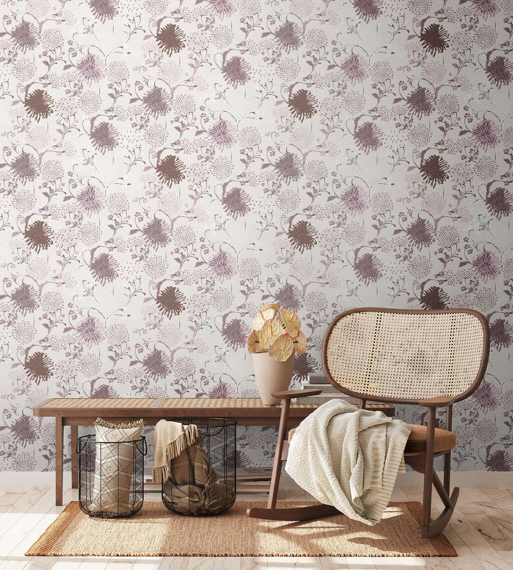 Krēmrozā ziedu tapetes ar stilizētu dizainu - istabas interjerā