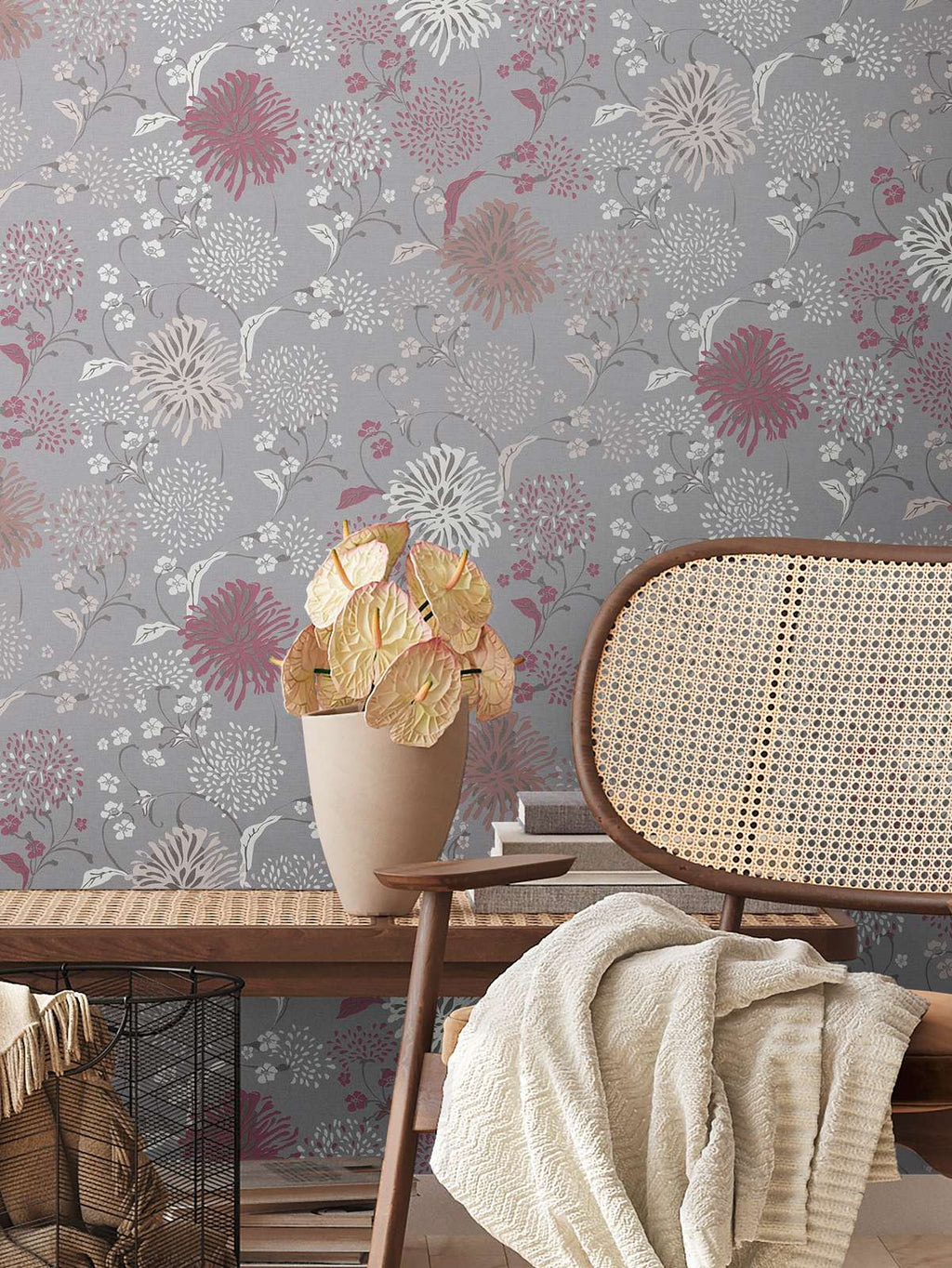 Stilizētas ziedu tapetes pelēkos, sārtos un rozā toņos - idejas interjerām
