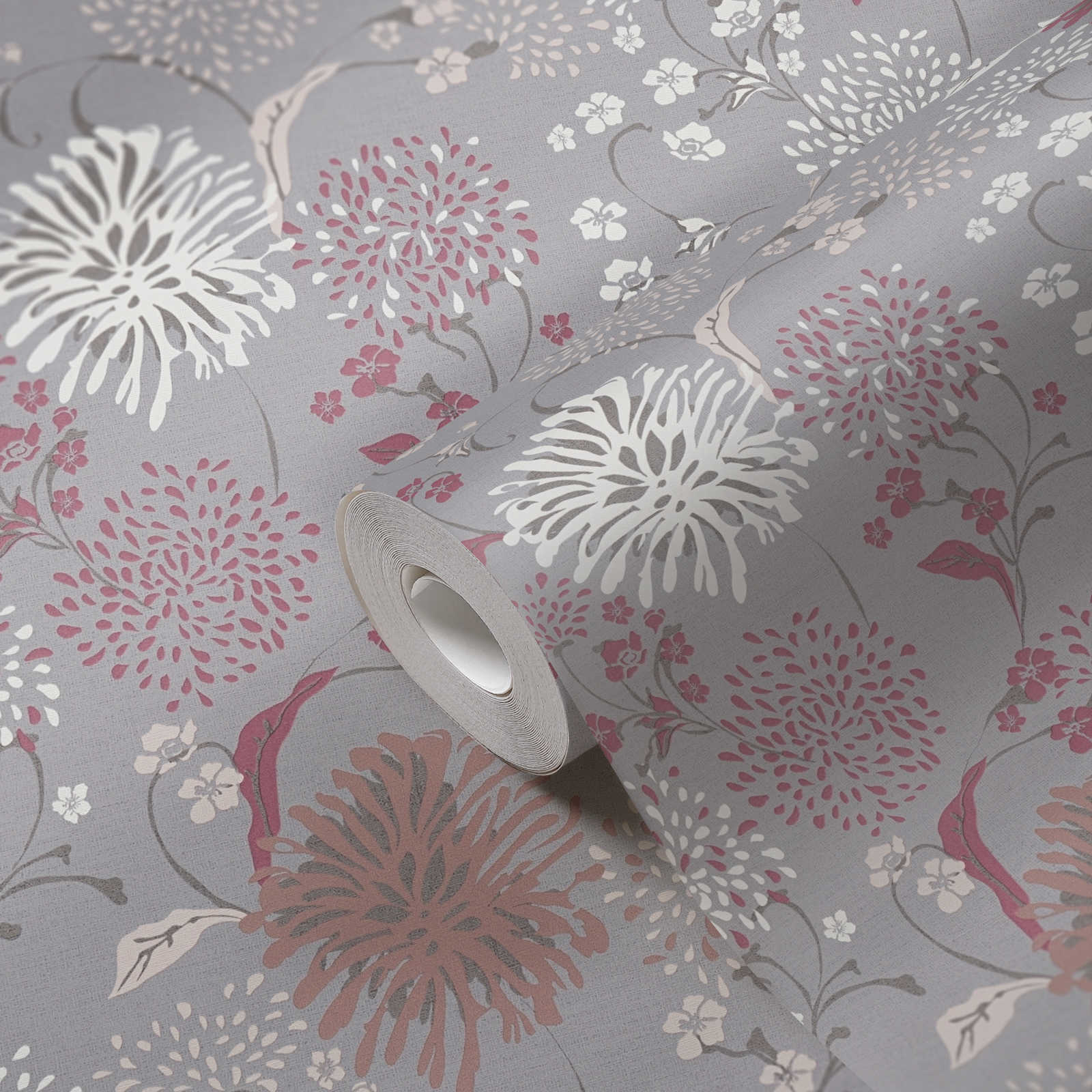 Stilizētas ziedu tapetes pelēkos, sārtos un rozā toņos - viesistabas interjerā